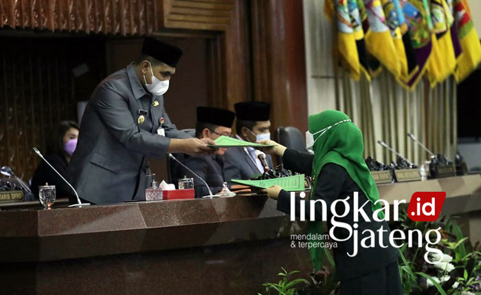 Ubah PT Jamkrida Jadi Perseroda, Taj Yasin: Mudahkan Akses Permodalan di Jateng 25 RAPAT: Wakil Gubernur Jawa Tengah, Taj Yasin Maimoen atau Gus Yasin dalam rapat paripurna mengenai Perubahan Bentuk Hukum PT Jaminan Kredit Daerah (Jamkrida), Selasa (18/1) pagi. (Adhik Kurniawan/Lingkarjateng.id)