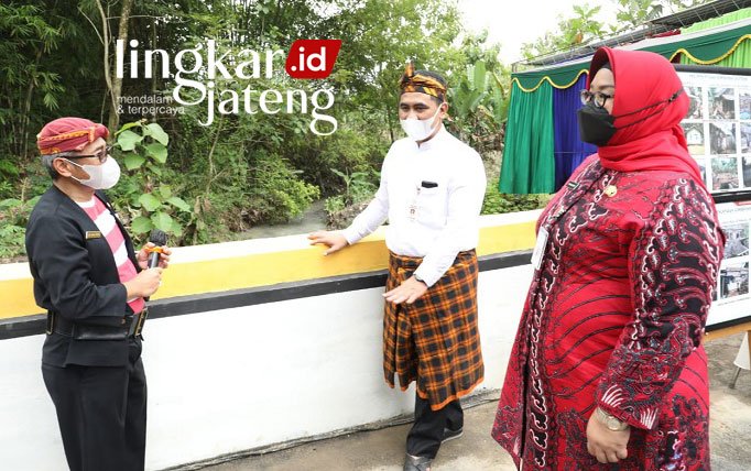 TINJAU: Wakil Gubernur Jawa Tengah, Taj Yasin Maimoen (tengah baju putih) saat meresmikan Jembatan Sepan di Desa Bonagung, Kecamatan Tanon, Kabupaten Sragen, baru-baru ini. (Dok. Pemprov Jateng/Lingkarjateng.id)