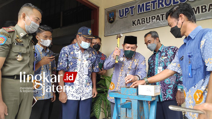 Target Retribusi Uji Tera Rembang Naik 5 Kali Lipat 25 KONTROL: Pengecekan uji alat tera di UPT Metrologi Legal Kabupaten Rembang, bar-baru ini. (R. Teguh Wibowo/Lingkarjateng.id)