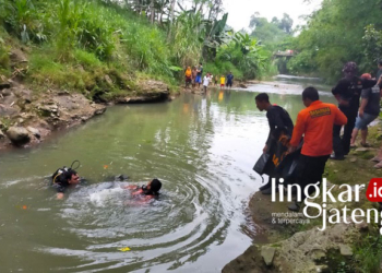 EVAKUASI: Korban Sutarman saat dievakuasi Tim Rescue yang ditemukan tewas tenggelam di dasar Sungai Glagah, Desa Merbuh, Singorojo, Kendal, Sabtu (15/1). (Unggul Priambodo/Lingkarjateng.id)