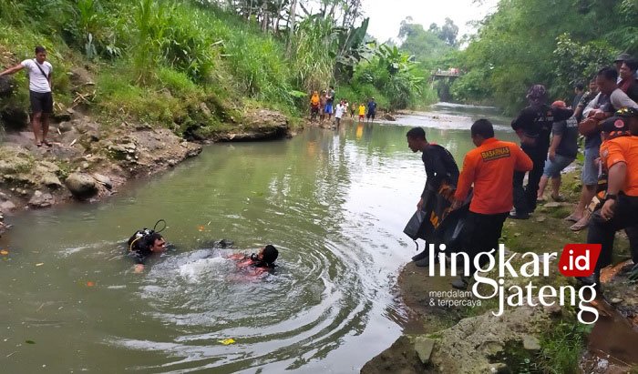 EVAKUASI: Korban Sutarman saat dievakuasi Tim Rescue yang ditemukan tewas tenggelam di dasar Sungai Glagah, Desa Merbuh, Singorojo, Kendal, Sabtu (15/1). (Unggul Priambodo/Lingkarjateng.id)