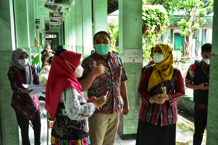 TINJAU: Kepala Dinas Kesehatan Kota Semarang, Moh Abdul Hakam saat meninjau pelaksanaan vaksinasi untuk anak usia 6-11 tahun. (Dinda Rahmasari/Lingkarjateng.id)