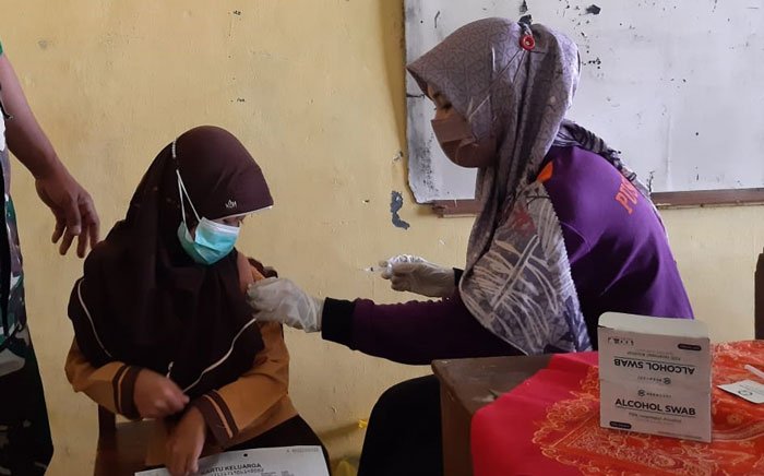 Vaksinasi di SDN 1 Kemiri Grobogan Diwarnai Tangisan Anak-Anak 25 VAKSINASI: Petugas sedang memberikan vaksinasi Covid-19 kepada siswa SDN 1 Kemiri, kemarin. (Muhamad Ansori/Lingkarjateng.id)