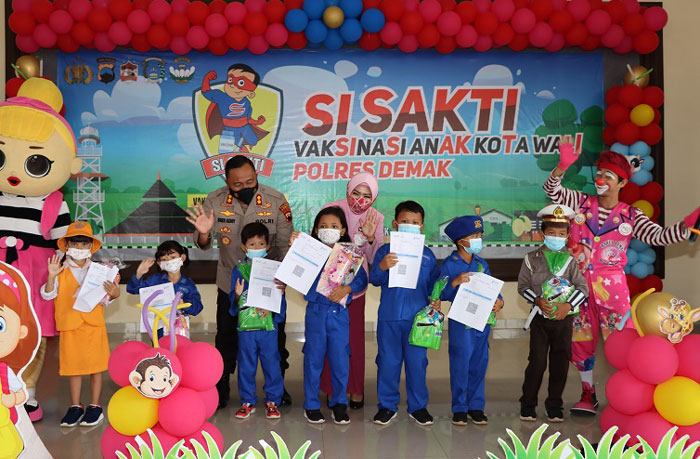 CERIA: Anak-anak tampak ceria dalam program Vaksinasi Anak Kota Wali (Si Sakti) untuk usia 6-11 tahun di Polres Demak, kemarin (14/1). (M. Elang Ade Iswara/Lingkarjateng.id)