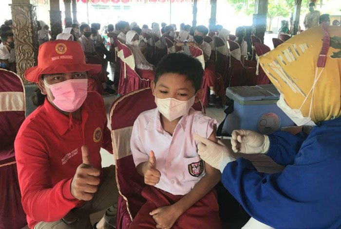 1.406 Siswa Grobogan Jalani Vaksinasi Anak 25 VAKSINASI: Salah satu siswa sedang mengikuti vaksinasi di Pendopo Desa Depok, Kecamatan Toroh, Grobogan, Senin (3/1). (Muhamad Ansori/Lingkarjateng.id)