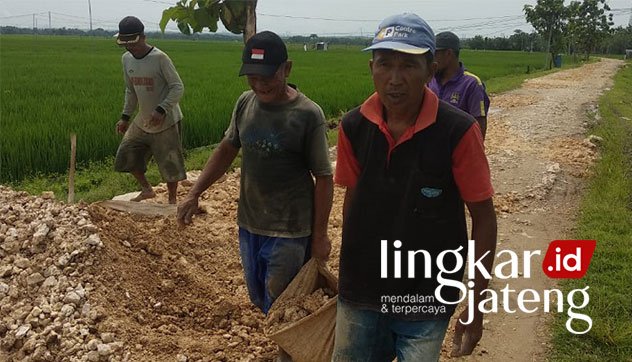 Warga Gondel Swadaya Perbaiki Jalan Rusak di Blora 25 SWADAYA: Warga Desa Gondel bergotong-royong menambal jalan rusak di Desa Gondel, Kecamatan Kedungtuban, Senin (17/1). (Lilik Yuliantoro/Lingkarjateng.id)