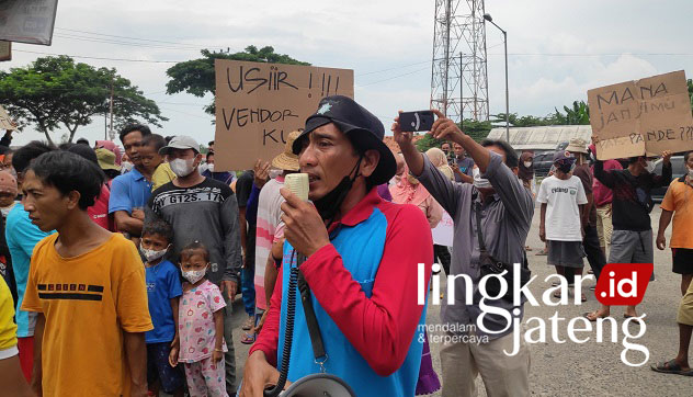 UNJUK RASA: Aksi demo warga Desa Pasarbanggi di gudang Alfamart Rembang, Senin (17/1). (R. Teguh Wibowo/Lingkarjateng.id)