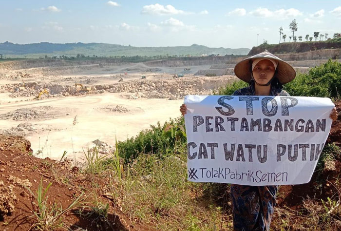 TUNTUTAN: Perwakilan Kartini Kendeng menuntut pertambangan CAT Watu Putih Rembang dihentikan. (Istimewa/Lingkarjateng.id)