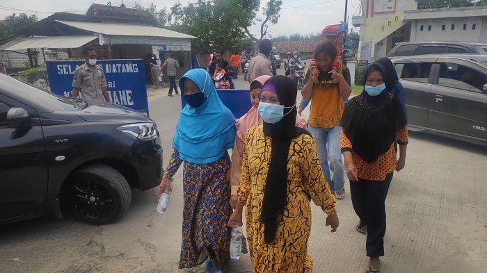 PUTAR BALIK:  Sejumlah pengunjung terpaksa putar balik karena kapasitas wisata Pantai Karang Jahe sudah penuh, Minggu (2/1). (R. Teguh Wibowo/Lingkarjateng.id)
