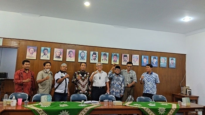 Dikunjungi Zainuddin Maliki, DPD PAN Pati Targetkan Kursi Dewan pada Pemilu 2024 25 FOTO BERSAMA: Anggota DPR RI Prof. Zainuddin Maliki saat berfoto bersama pengurus PDM Pati dan DPD PAN di Gedung Muhammadiyah Pati, Kamis (6/1). (Aziz Afifi/Lingkarjateng.id)