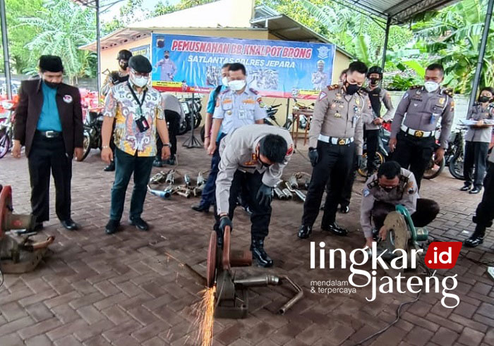 ILUSTRASI: Penindakan knalpot brong atau knalpot tidak standar di satuan wilayah Ditlantas Polda Jawa Tengah. (Istimewa/Lingkarjateng.id)