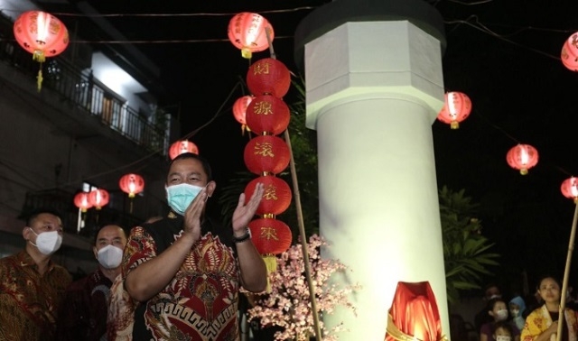 MERESMIKAN: Wali Kota Semarang, Hendrar Prihadi saat meresmikan 1.500 lampion di Pecinan Semarang. (Adimungkas/Lingkarjateng.id)