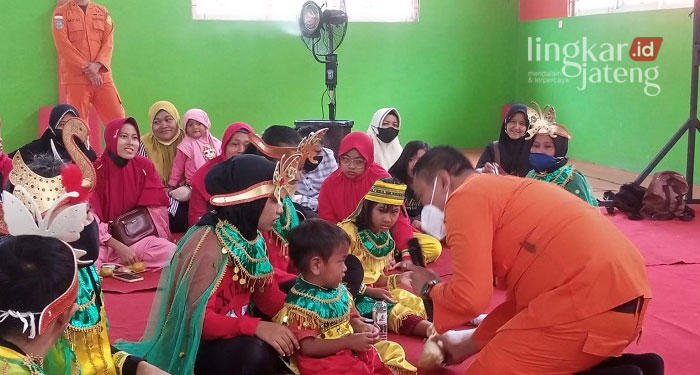 EDUKASI: Anak-anak berkebutuhan khusus saat mendatangi Gedung Siaga SAR Kantor Pencarian dan Pertolongan Semarang, Kamis (3/2). (Adhik Kurniawan/Lingkarjateng.id)