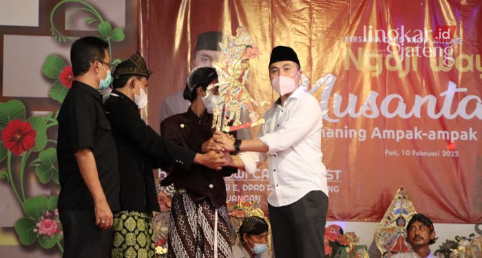 SIMBOLIS: Anggota DPRD Jateng, Endro Dwi Cahyono menyerahkan wayang kepada dalang KH Ilham Supriyanto dalam Dialog Parlemen di Pati.