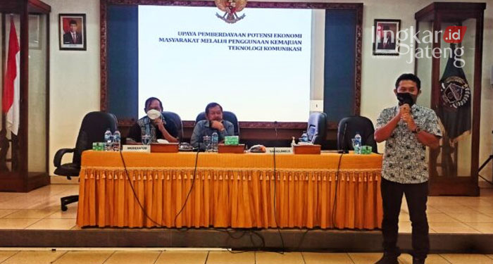 RAKOR: Anggota Komisi B DPRD Jawa Tengah, Prayoga Nugroho (berdiri) saat memberikan paparan dalam rapat koordinasi terkait pemantapan ketahanan ekonomi, sosial dan budaya bagi masyarakat