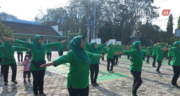 ENERGIK: Anggota persit Kodim 0717 Purwodadi saat melakukan senam di Kodim setempat