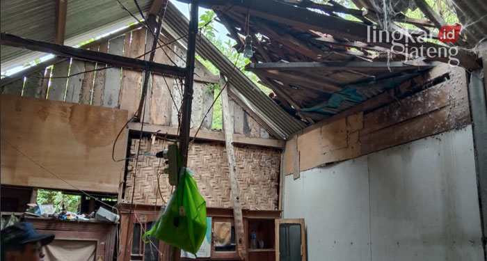 Angin Kencang Landa Grobogan, 2 Rumah Warga Rusak 25 TERTIMPA: Rumah di Desa Sukorejo Kecamatan Tegowanu, saat tertimpa pohon akibat hujan disertai angin, Senin (7/2).