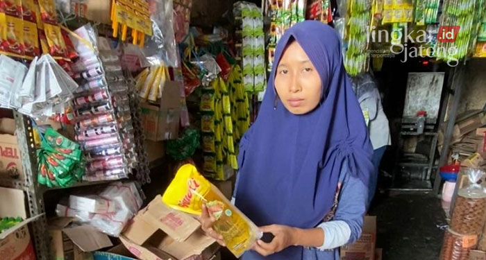 MENJUAL: Arwani salah satu pedagang sembako di Pasar Bintoro, Demak.