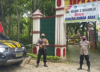 BERJAGA: Petugas dari Polsek Bogorejo, Polres Blora menjaga pintu masuk ke hutan. (Istimewa/Lingkarjateng.id)