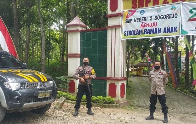 Cegah Pembalakan Liar, Polres Blora Gelar Patroli Hutan 25 BERJAGA: Petugas dari Polsek Bogorejo, Polres Blora menjaga pintu masuk ke hutan. (Istimewa/Lingkarjateng.id)