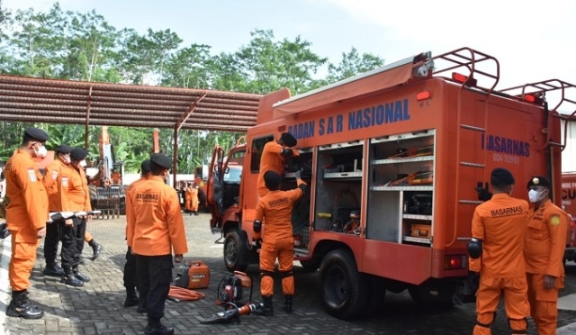 LATIHAN: Satu regu tim Basarnas Semarang yang sedang dilatih mempersiapkan peralatan penunjang keselamatan dan bencana. (Adhik Kurniawan/Lingkarjateng.id)