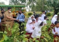 MENINJAU: Bupati Kendal, Dico Ganinduto meninjau dan menemani anak-anak petik terong usai vaksinasi di Lapas Terbuka Kelas II B Kendal. (Unggul Priambodo/Lingkarjateng.id)