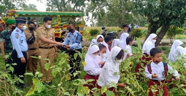 MENINJAU: Bupati Kendal, Dico Ganinduto meninjau dan menemani anak-anak petik terong usai vaksinasi di Lapas Terbuka Kelas II B Kendal. (Unggul Priambodo/Lingkarjateng.id)