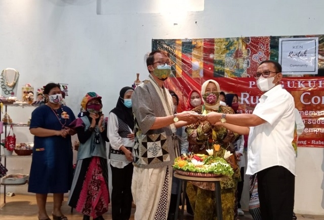MERESMIKAN: Dinas Perindustrian Kota Semarang meresmikan Pengurus Komunitas Ken Runtah di Galeri Industri Semarang. (Adimungkas/Lingkarjateng.id)