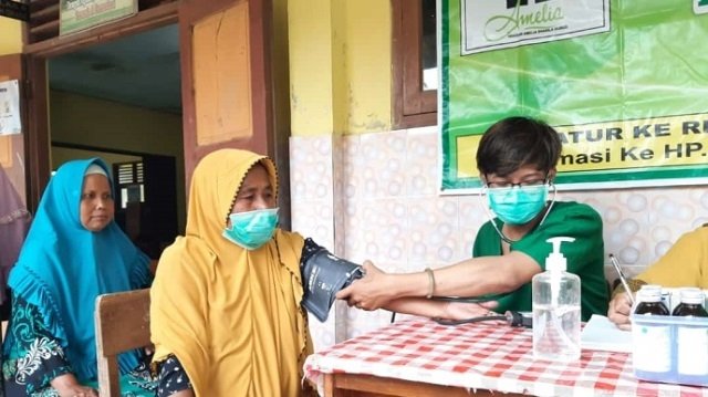 ANTUSIAS: Warga dari Kecamatan Gubug memeriksakan kesehatannya yang diadakan oleh komunitas karang taruna di Desa Genggangtani, Selasa (1/2). (Muhamad Ansori/Lingkarjateng.id)