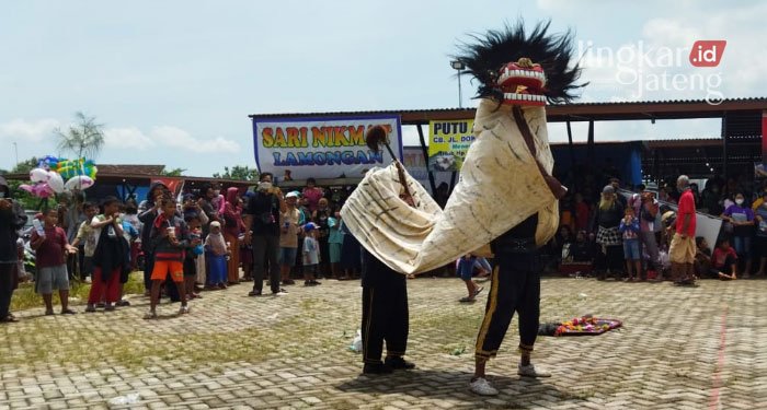 PENTAS: Barongan Kemiri saat pentas dalam Pembukaan Alun-Alun Kembangjoyo, Pati, baru-baru ini. (Aziz Afifi/Lingkarjateng.id)
