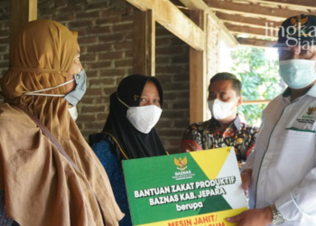 PEDULI: Penyaluran zakat produktif oleh Baznas Jepara kepada warga kurang mampu. (Muslichul Basid/Lingkarjateng.id)