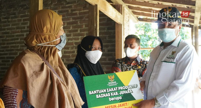 PEDULI: Penyaluran zakat produktif oleh Baznas Jepara kepada warga kurang mampu. (Muslichul Basid/Lingkarjateng.id)