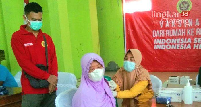 VAKSINASI: Seorang warga Desa Tunggak, saat mengikuti vaksinasi di Balai Desa Tunggak. Jumat (11/2).