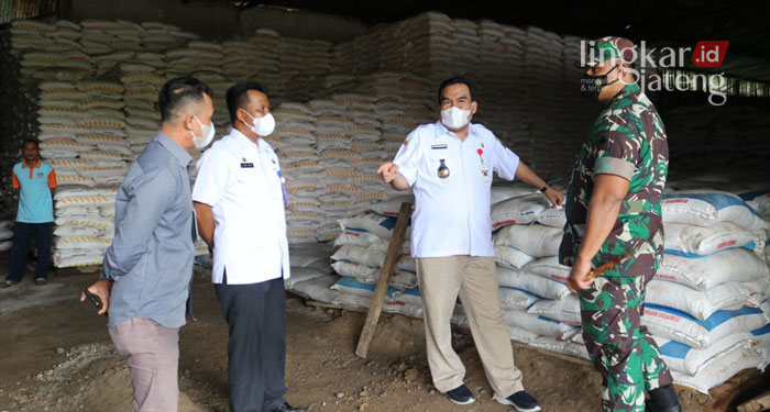 Bupati Blora Minta TNI Kawal Distribusi Pupuk 25 Bupati Blora Arief Rohman melakukan sidak pengecekan di Gudang Penyangga Pupuk yang ada di Kelurahan Bangkle, Kabupaten Blora.