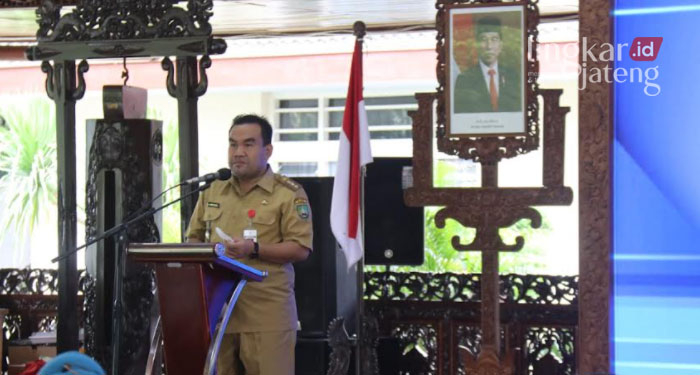 MENYAMPAIKAN: Bupati Blora, Arief Rohman membuka acara Rapat Konsultasi Tim Penggerak PKK Kabupaten Blora tahun 2022 di pendopo Rumah Dinas Bupati