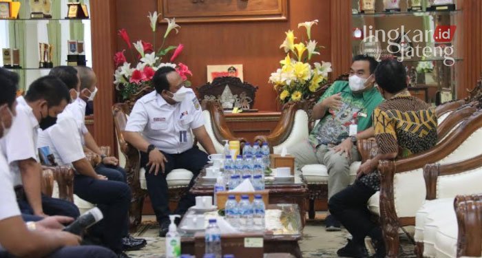 DISKUSI: Bupati Blora, Arief Rohman menerima kunjungan kerja Kepala PT Kereta Api Indonesia (KAI) Daerah Operasional 4 Semarang, Wisnu Pramudyo di Rumah Dinas Bupati Blora