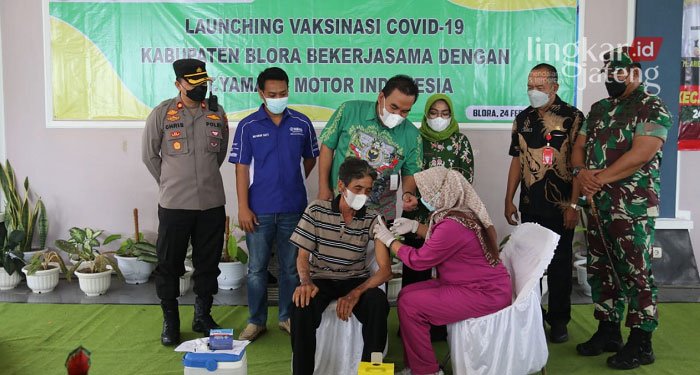 Bupati Blora Launching Vaksinasi Berhadiah Sepeda Motor 25 Bupati Blora, Arief Rohman meninjau vaksinasi di Kantor Kecamatan Blora, Kamis (24/2).