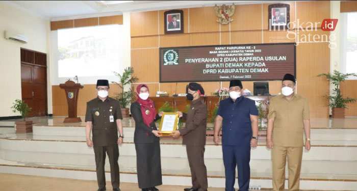 SIMBOLIS: Bupati Demak, Eisti’anah menyerahkan usulan Raperda kepada Ketua DPRD Kabupaten Demak Fahrudin Bisri Slamet (FBS) dalam rapat paripurna ke-2 masa sidang 1 tahun 2022.