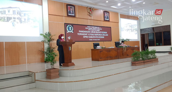 Bupati Demak, Eisti'anah saat memaparkan pandangan umumnya terkait raperda inisiatif DPRD Demak pada rapat paripurna di depan anggota DPRD, belum lama ini.