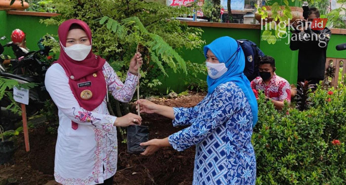 MENYERAHKAN: Bupati Demak, Eisti’anah saat menerima bibit tanaman dari perwakilan insan pers.