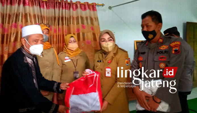KUNJUNGAN: Bupati Grobogan, Sri Sumarni saat memberikan bantuan sembako ke Pengurus Pondok Pesantren Darul Masyruh, KH Ali Mansur, Senin (31/1). (Muhamad Ansori/Lingkarjateng.id)
