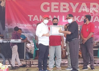 SIMBOLIS: Bupati Jepara Dian Kristiandi memberi piagam penghargaan kepada Desa Tengguli sebagai rintisan desa wisata dalam Gebyar Loka Jaya di desa setempat.