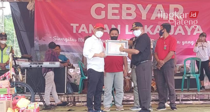 Bupati Jepara Dukung Desa Tengguli Jadi Desa Wisata 25 SIMBOLIS: Bupati Jepara Dian Kristiandi memberi piagam penghargaan kepada Desa Tengguli sebagai rintisan desa wisata dalam Gebyar Loka Jaya di desa setempat.