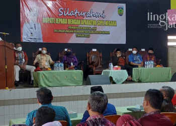 MENYAMPAIKAN: Bupati Jepara, Dian Kristiandi saat menyampaikan imbauan kepada para ASN untuk mencegah radikalisme dan intoleran.