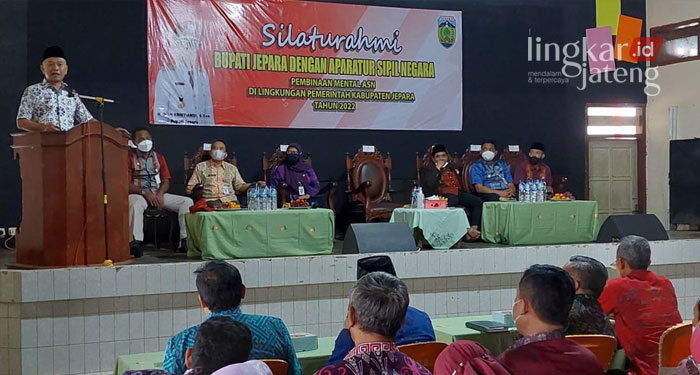 MENYAMPAIKAN: Bupati Jepara, Dian Kristiandi saat menyampaikan imbauan kepada para ASN untuk mencegah radikalisme dan intoleran.