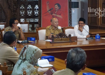 Bupati Jepara saat menyampaikan jawaban dalam audiensi bersama PCNU Jepara, Senin (14/2).