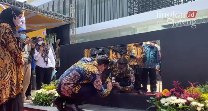 MERESMIKAN: Bupati Kendal, Dico M Ganinduto menandatangani prasasti gedung perpustakaan.