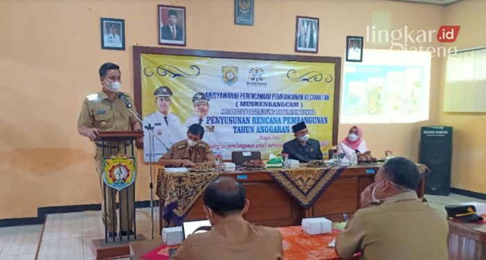 Diduga Ada Oknum yang Terlibat, Program Santunan Kematian di Kendal Alami Kendala 25 MENYAMPAIKAN: Bupati Kendal, Dico Ganinduto saat memberikan pengarahan dalam Musrenbangcam Pageruyung, Senin (7/2).