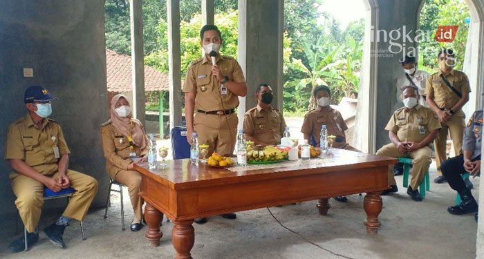 19 Dusun Jadi Pilot Project Pelaksanaan BKK di Kabupaten Kendal 25 Bupati Kendal, Dico Ganinduto saat mengunjungi pelaksanaan BKK Dusun di Kabupaten Kendal.