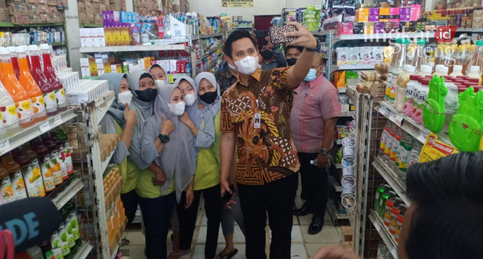 SERU: Bupati Kendal, Dico M Ganinduto saat berswafoto dengan warganya.